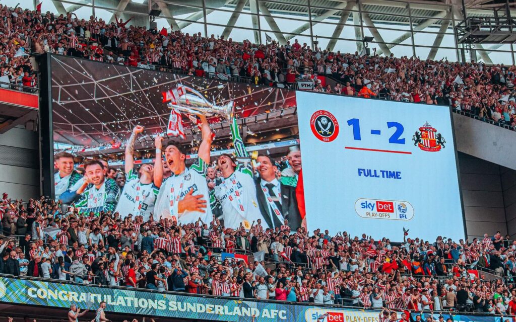 Sunderland AFC players lifting trophy after play-off final win